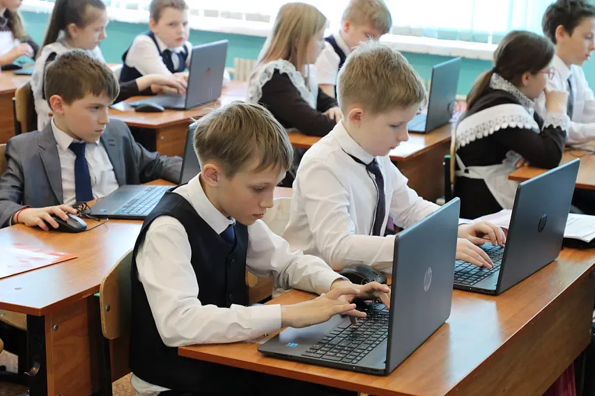 272 школы области получат 4 000 ноутбуков от Металлоинвеста