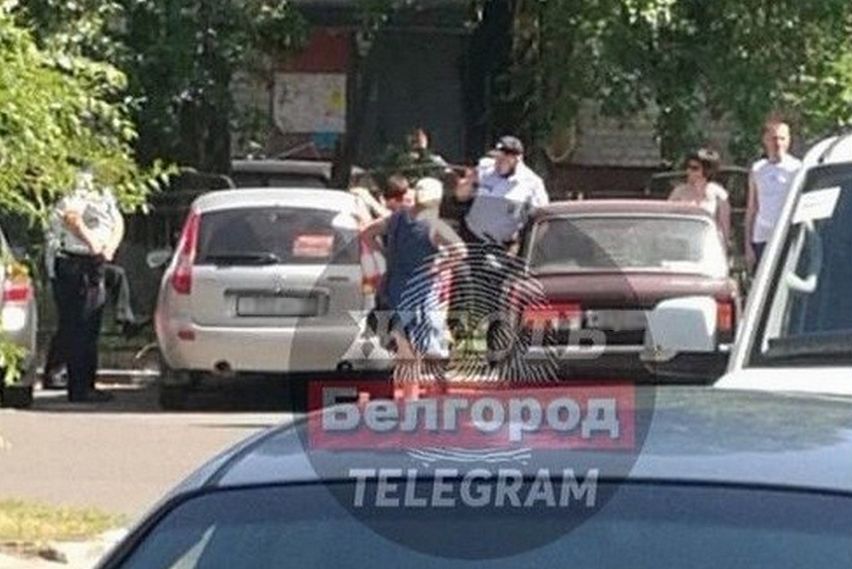 В Белгороде прохожие спасли годовалого ребенка из запертого автомобиля в 35-градусную жару