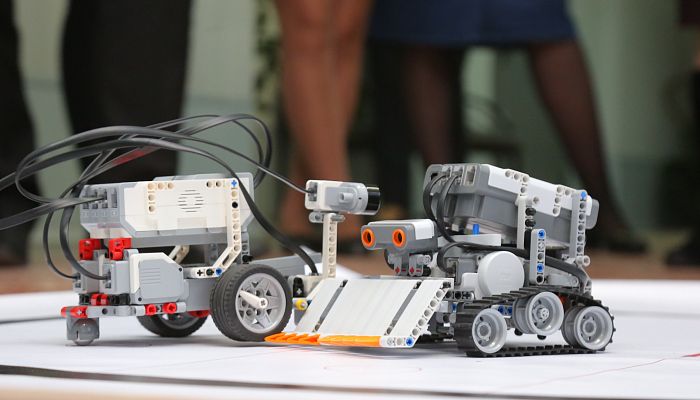 В Старооскольском педагогическом колледже роботы мерялись силой и интеллектом