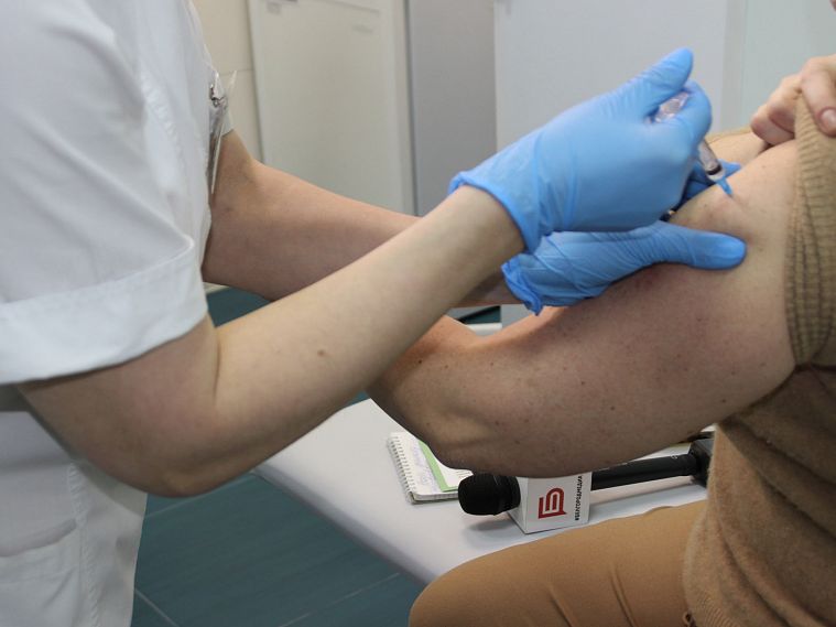 Более 100 тысяч жителей Белгородской области прошли полную вакцинацию от COVID-19