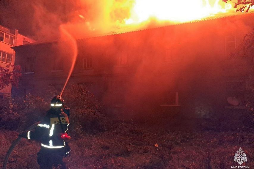 На улице Хмелёва в Старом Осколе сгорело заброшенное двухэтажное здание