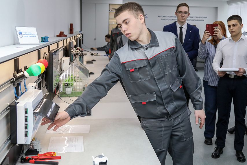 Старооскольских студентов учат управлять робототехническим оборудованием