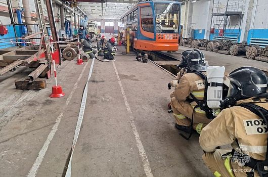 Старооскольские пожарные за 27 минут потушили условное возгорание в трамвайном депо