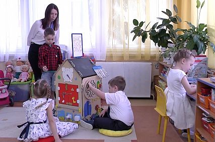 В старооскольском детском саду появились бизиборды