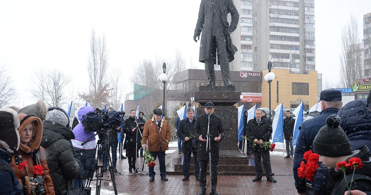 Новости оскола. Алексей Угаров старый Оскол. Могила Угарова в Старом Осколе. ОЭМК Угаров памятник. Могила Алексея Угарова старый Оскол.