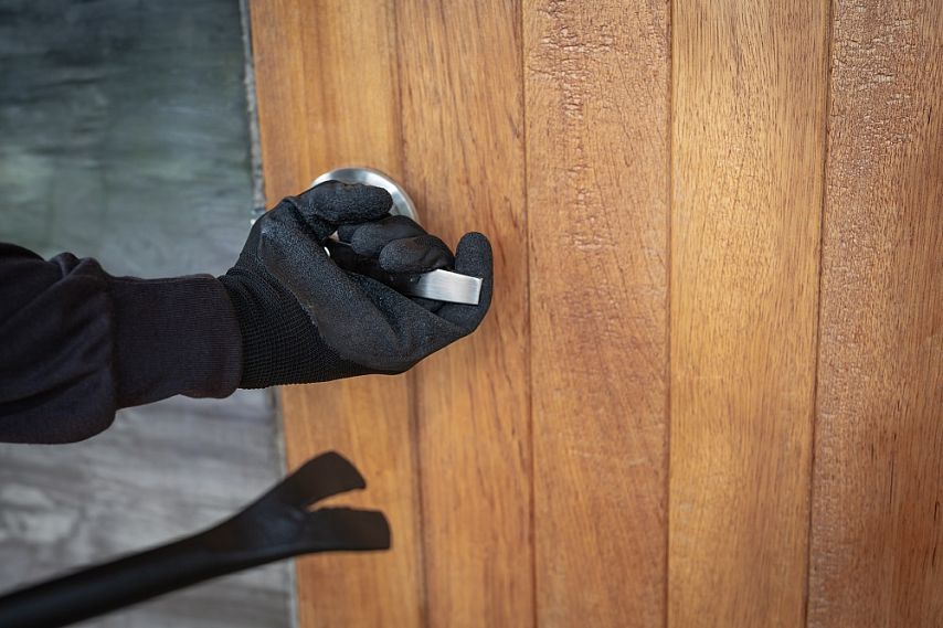Старооскольский полицейский вскрыл ломом дверь в квартиру пенсионерки, чтобы украсть 1 млн рублей