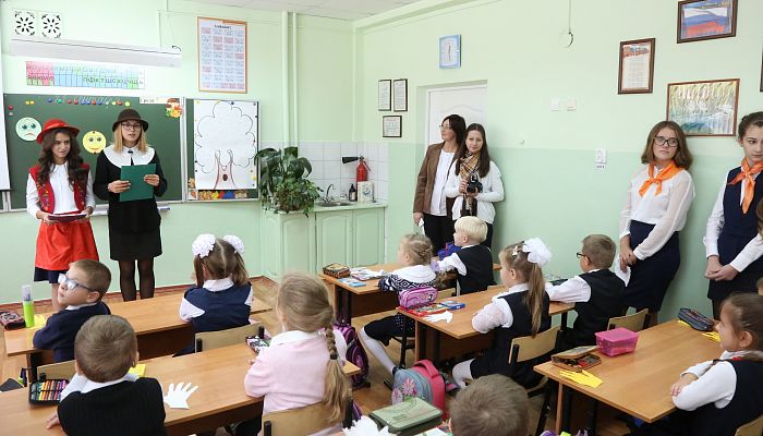 Волонтёры гимназии №18 провели для первоклассников акцию «Мы рядом!»