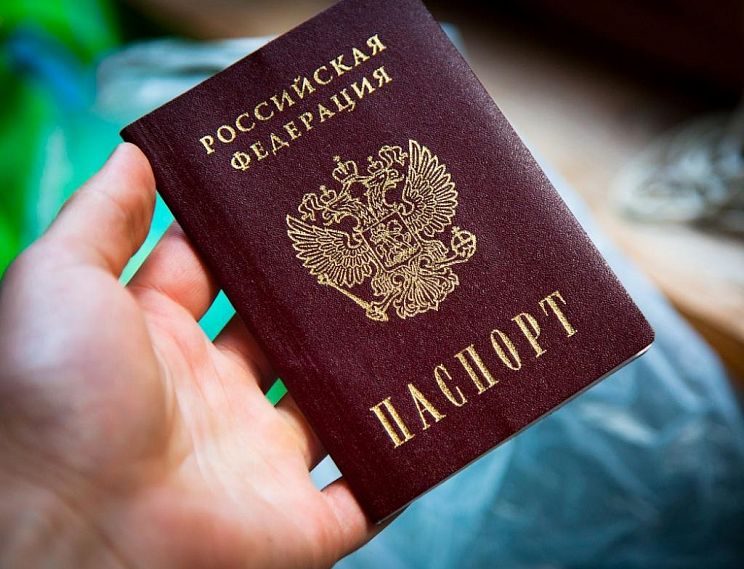 Президент поручил автоматически продлять срок действия паспортов и водительских удостоверений