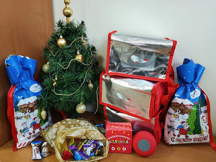 Дети работников ОЭМК им. А.А. Угарова получили новогодние подарки
