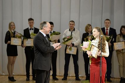 Старооскольские студенты могут получать по 20 тысяч рублей именной стипендии