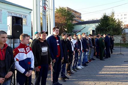 Первая в этом сезоне партия старооскольских призывников отправилась служить