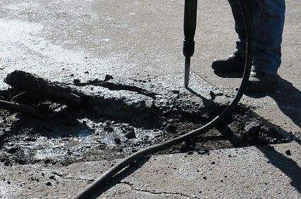 Гладков потребовал асфальт вместо отчётов