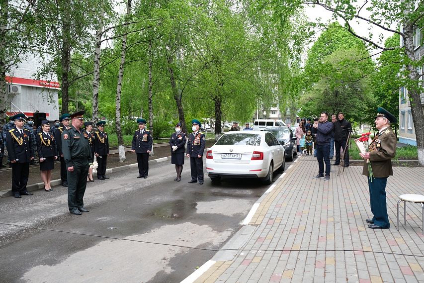 Парад и концерт под окнами ветерана организовали в Белгороде росгвардейцы и пограничники