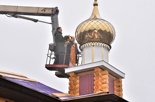 В старооскольском селе Крутое освятили купол и крест храма-часовни 