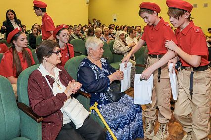 Старооскольские школьники встретились с детьми войны