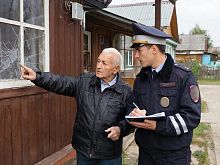 В Старом Осколе мужчина битой разбил окна пенсионеру из-за чужой жены