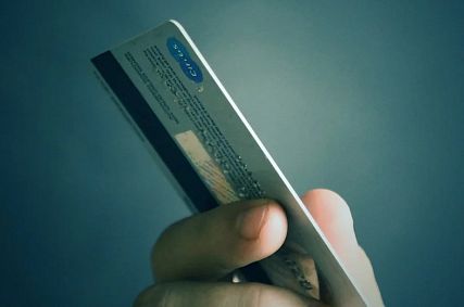 Компания подростков в Старом Осколе два дня подряд расплачивалась чужой картой