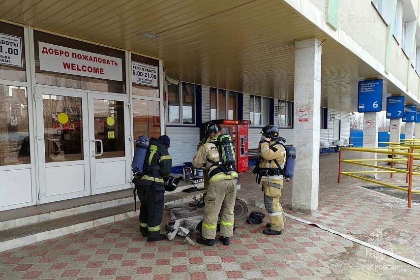 Пожарные во время учений снимали людей с крыши старооскольского автовокзала