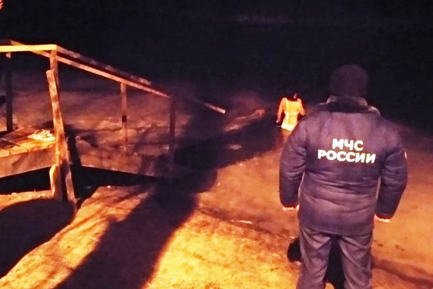 В Белгородской области сотрудники МЧС спасают из воды людей и животных