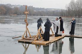 Около 6 000 жителей Белгородской области окунулись в крещенскую воду за ночь.