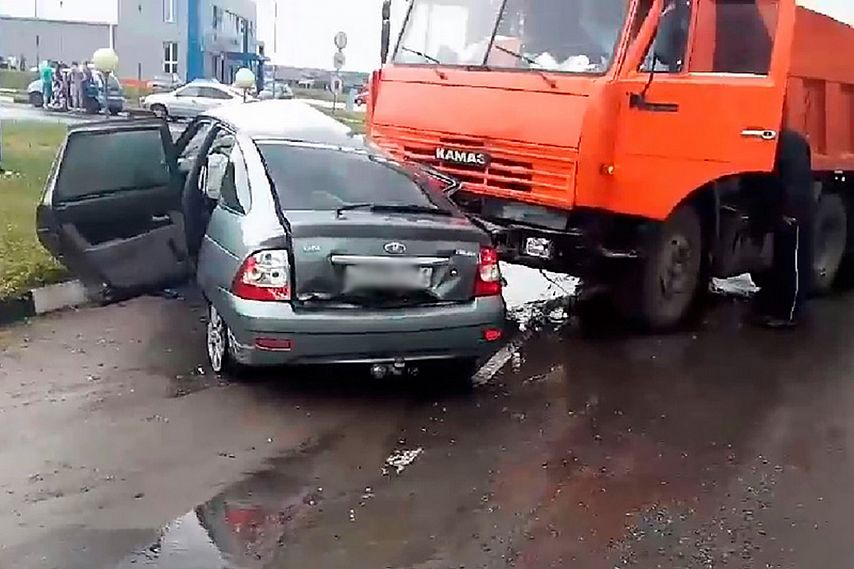 В Старом Осколе легковушка влетела под КамАЗ