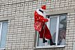 Дед Мороз-альпинист спустился к детям с крыши больницы в Старом Осколе