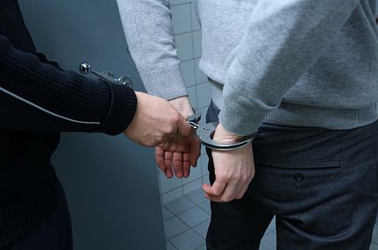 В Старом Осколе суд на два месяца отправил под арест подозреваемого в убийстве бабушки