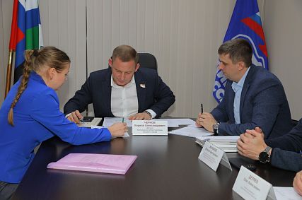 С какими проблемами старооскольцы идут к депутату областной Думы Кириллу Чернову