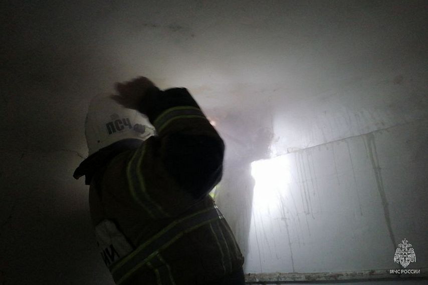 13 человек эвакуировали ночью из-за пожара в пятиэтажке Старого Оскола