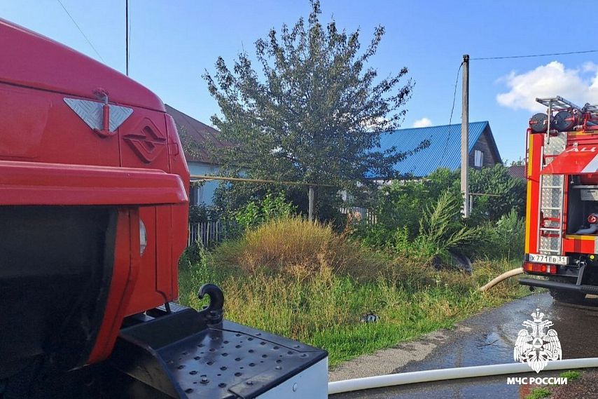Крыша дома в Старом Осколе загорелась из-за нарушения правил технической эксплуатации