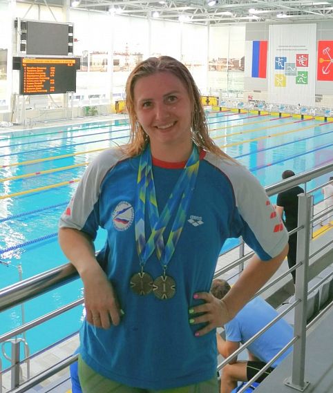 Сотрудница Оскольского комбината завоевала два «золота» в первенстве Санкт-Петербурга по плаванию   