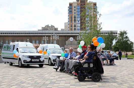 Фонд «Поколение» подарил старооскольским колясочникам два спецавтомобиля