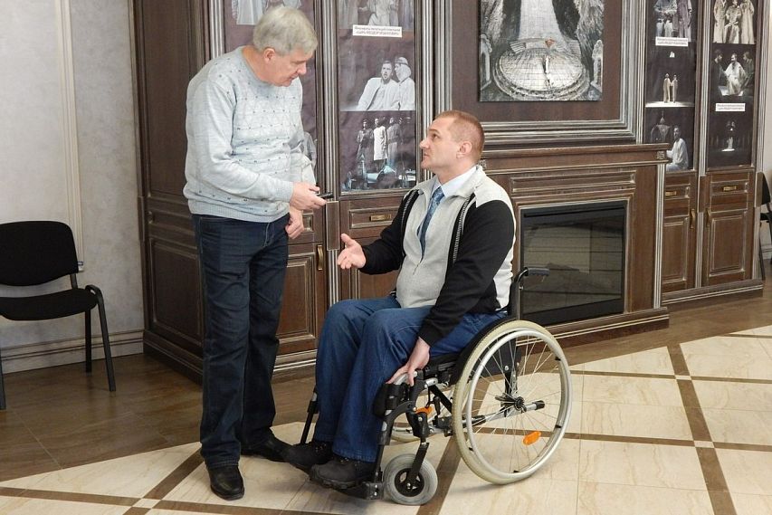 Староосколец получил гранты на доступную городскую среду для инвалидов-колясочников