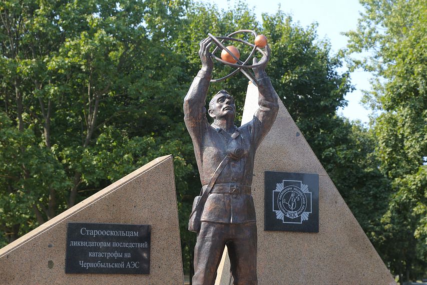 В Старом Осколе открыли памятник ликвидаторам катастрофы на Чернобыльской атомной электростанции