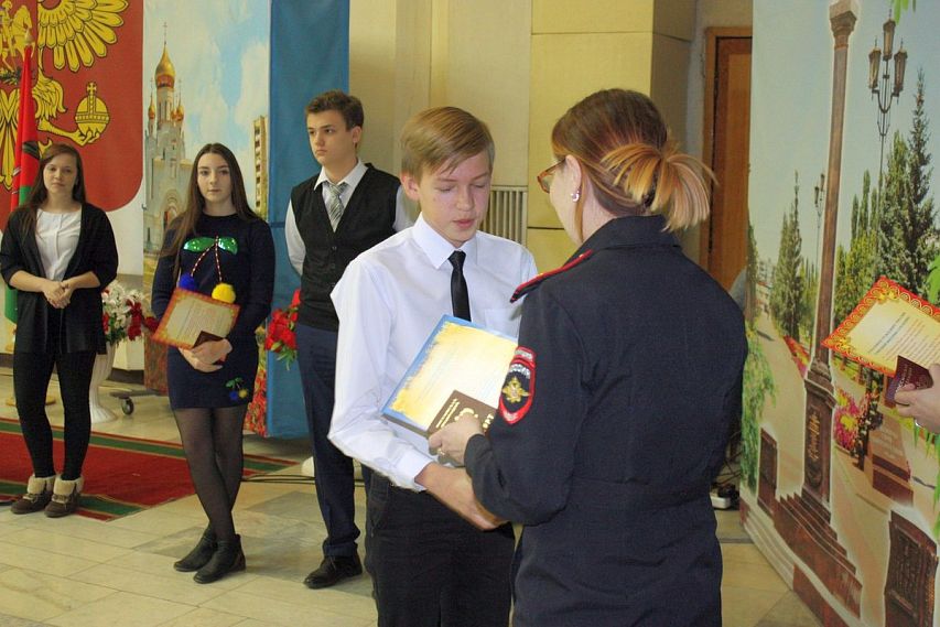 Юные старооскольцы получили паспорта граждан РФ