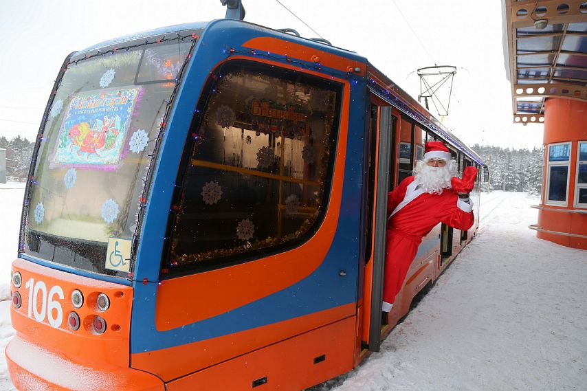Старооскольцы смогут прокатиться на новогоднем трамвае с Дедом Морозом