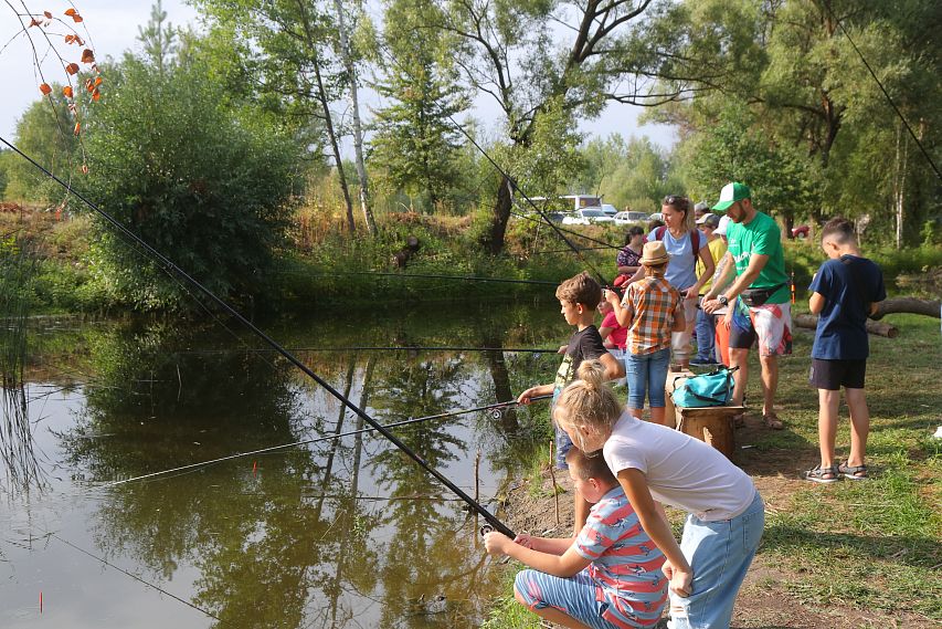 Рыбалка, уха и чай из самовара. «Особенным» детям подарили поездку к пруду под Старым Осколом