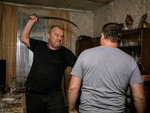 Староосколец избил приятеля сувенирной саблей и совковой лопатой