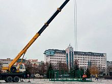 В Старом Осколе начался монтаж новогодних елей в парках и на бульварах