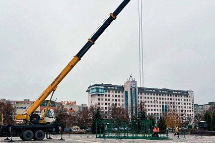 В Старом Осколе начался монтаж новогодних елей в парках и на бульварах