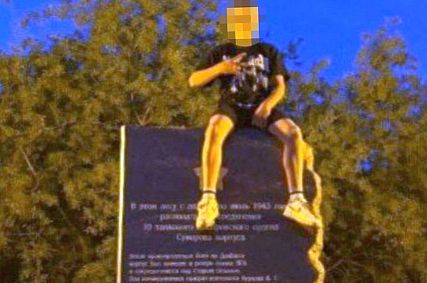Старооскольский школьник залез на памятник участникам Великой Отечественной для «крутого снимка»