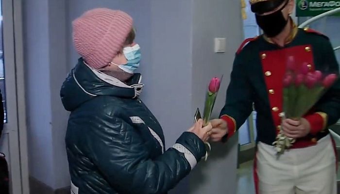 Гусары, тюльпаны, слова признаний героиням праздника… 8 марта на ОЭМК