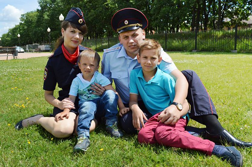 Полиция семей. Фотосессия семьи полицейских. Полиция семья. Семья милиционера. Семья МВД.