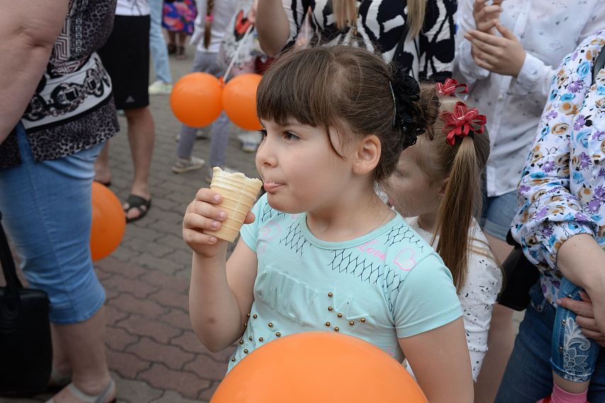 В День защиты детей юным старооскольцам дарили воздушные шары и мороженое