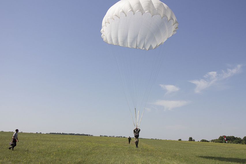 В Белгородской области курсанты военно-патриотических клубов совершили прыжки с парашютом 