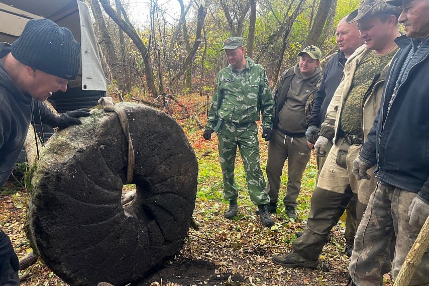 Старооскольские поисковики нашли старинные мельничные жернова на заброшенном хуторе