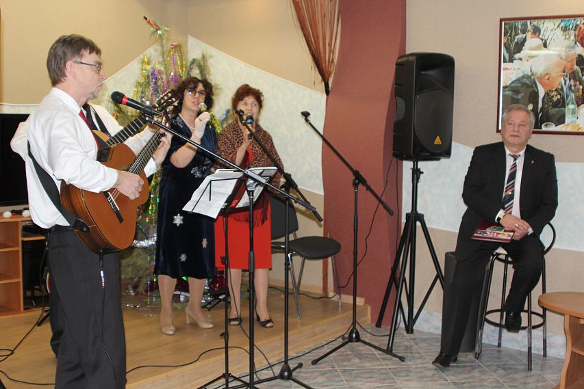 В Совете ветеранов ОЭМК завершился фестиваль «Играй, гитара, пой душа»