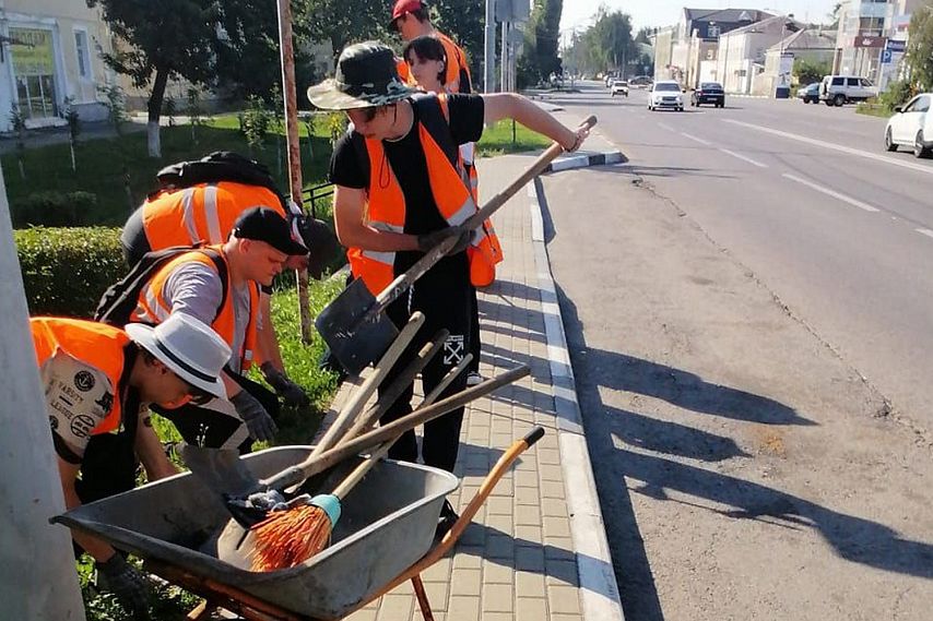 Работу вместо отдыха на летних каникулах в этом году выбрали около 1400 старооскольских школьников