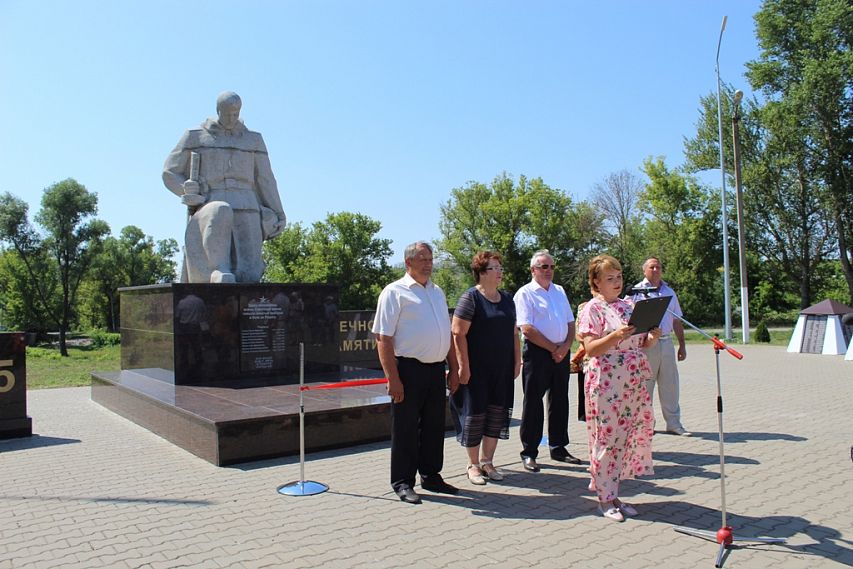 Памятник воинам, погибшим во время Великой Отечественной войны, открыли в селе Айдар Ровеньского района