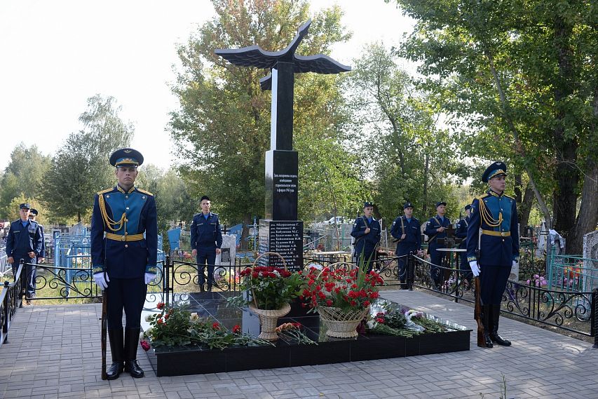 В старооскольском селе Дмитриевка открыли памятник погибшим советским воинам